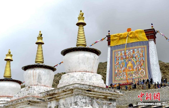 བོད་ལྗོངས་གངས་རྒྱན་དགོན་དུ་གོས་སྐུ་བཤམས་པའི་ཆོ་ག་སྤེལ་བ།