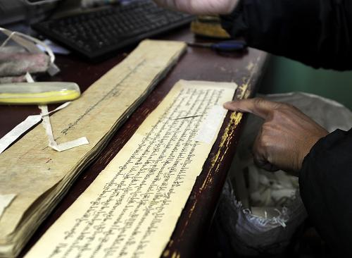 བོད་ལྗོངས་ཀྱིས་དེང་རབས་ཀྱི་ཐབས་ལམ་ལ་བརྟེན་ནས་བོད་ཡིག་དཔེ་རྙིང་མྱུར་སྐྱོབ་བྱེད་པ།