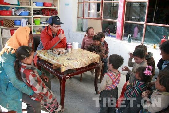 “འདེམ་འཇོག་སློབ་ཁང་ཆུང་ཆུང”སྟེ་མངའ་རིས་འབྲོག་ཁྱིམ་བྱིས་པའི་རིག་པའི་དགའ་ཚལ།