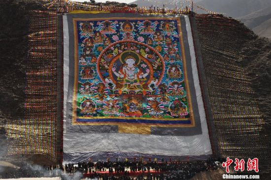མཚོ་སྔོན་ཡུལ་ཤུལ་དུ་སྨོན་ལམ་འདེབས་པའི་ཆོས་ཚོགས་ཆེན་མོ་ཚོགས་པ།