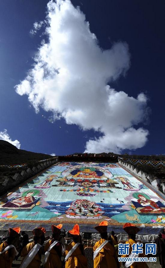 བོད་ལྗོངས་མཚར་ཕུ་དགོན་པར་གོས་སྐུ་བཤམས་པའི་ཆོ་ག་སྤེལ་པ།