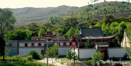 མདོ་སྨད་ཀྱི་ཁྭ་ཏའི་ཁའི་དགོན་པ་ངོ་སྤྲོད་མདོར་བསྡུས།