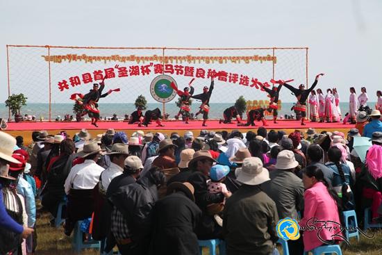 གསེར་ཆེན་རྫོང་གི་བླ་མཚོ་རྟགས་མའི་རྟ་རྒྱུག་དགའ་སྟོན་དང་ཕྱུགས་རྒྱུད་འགྲན་ཚོགས་བསྡུས།
