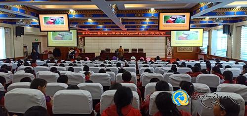 གསེར་ཆེན་རྫོང་མི་རིགས་བཅའ་སྡོད་སློབ་ཆུང་དང་པོས་བོད་སྐད་ཡིག་གི་སྙན་ངག་གྱེར་འདོན་གྱི་བྱ་འགུལ་སྤེལ་བ།