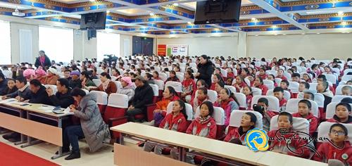གསེར་ཆེན་རྫོང་མི་རིགས་བཅའ་སྡོད་སློབ་ཆུང་དང་པོས་བོད་སྐད་ཡིག་གི་སྙན་ངག་གྱེར་འདོན་གྱི་བྱ་འགུལ་སྤེལ་བ།