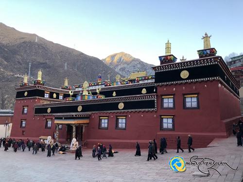 ཁམས་པའི་རིག་གནས་ཀྱི་བང་མཛོད། སྡེ་དགེ་པར་ཁང་ཆོས་མཛོད་ཆེན་མོ།