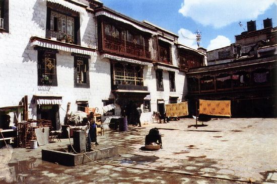 ལྷ་སའི་གཞིས་རྙིང་ལས་བོད་ཀྱི་སྲོལ་རྒྱུན་རིག་གནས་ཀྱི་ཁྲག་རྒྱུན་རྒྱུ་རུ་འཇུག་པ།