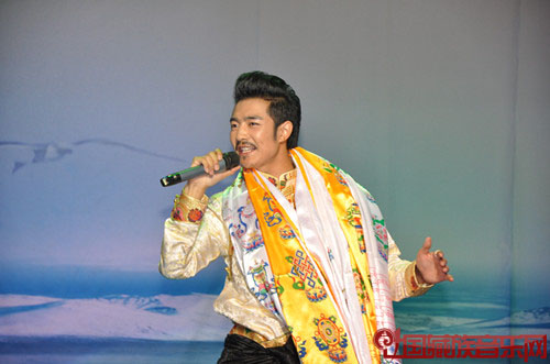 གླུ་བ་གདུགས་དཀར་ཡག་གིས་མཚོ་སྔོན་དུ་གཞས་ཚོགས་བསྡུས་པ།