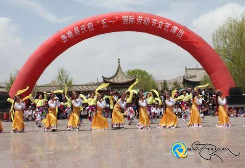 དབྱར་ཟླ་ལྔ་བའི་ལང་ཚོ་ཞེས་པའི་རིག་རྩལ་སྤྲོ་ཚོགས་ཁྲི་ཀའི་རིག་གནས་ཐང་ཆེན་ནས་བསྡུས་པ།