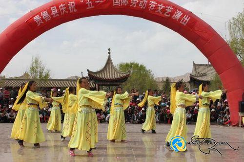 དབྱར་ཟླ་ལྔ་བའི་ལང་ཚོ་ཞེས་པའི་རིག་རྩལ་སྤྲོ་ཚོགས་ཁྲི་ཀའི་རིག་གནས་ཐང་ཆེན་ནས་བསྡུས་པ།