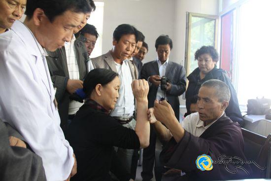 མཚོ་ལྷོ་ཁུལ་བོད་སྨན་ཁང་གིས་གསོ་རིག་མཁས་པ་བཀྲ་རྒྱལ་གདན་དྲངས་ཏེ་ཁྲག་གཏར་གསོ་སྦྱོང་འཛིན་གྲྭ་བསྡུས་པ།