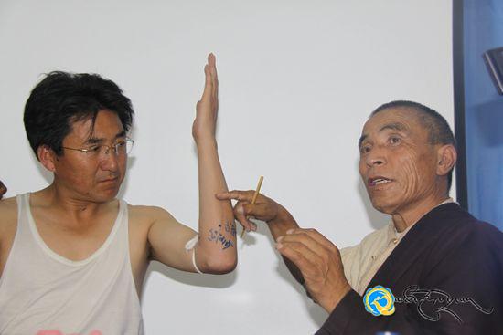 མཚོ་ལྷོ་ཁུལ་བོད་སྨན་ཁང་གིས་གསོ་རིག་མཁས་པ་བཀྲ་རྒྱལ་གདན་དྲངས་ཏེ་ཁྲག་གཏར་གསོ་སྦྱོང་འཛིན་གྲྭ་བསྡུས་པ།