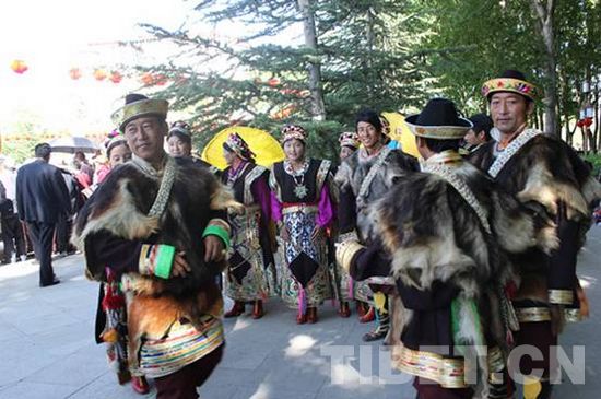 བོད་ལྗོངས་གཟུགས་འདས་ཤུལ་བཞག་རིག་གནས་སྲུང་འབྲས་འགྲེམ་སྟོན་ལེ་ཚན་སློབ་ར་དང་གླིང་གར་སྐྱོད་པ།