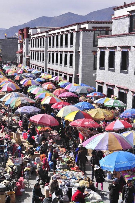 བོད་ལྗོངས་ཀྱི་མང་ཚོགས་ཀྱིས་བོད་ལུགས་ལོ་སར་ལ་གྲ་སྒྲིག་བྱེད་ཀྱིན་པ།