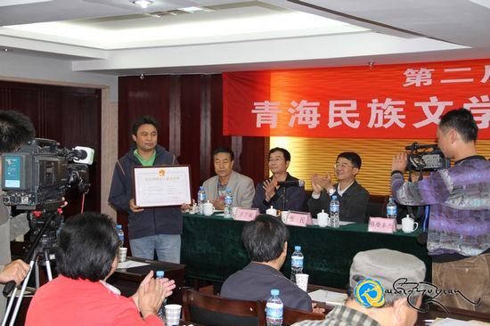 མཚོ་སྔོན་མི་རིགས་རྩོམ་རིག་ལོ་ཙཱའི་མཐུན་ཚོགས་ཟི་ལིང་དུ་བཙུགས་པ།