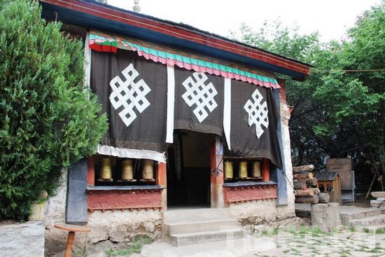 བྲག་གསུམ་མཚོའི་མཚོ་སྙིང་གི་མཚོ་རྫོང་དགོན།