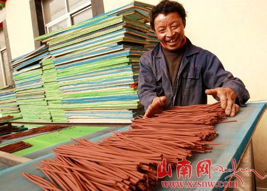 སྨིན་གྲོལ་གླིང་གི་རང་བྱུང་བོད་སྤོས།