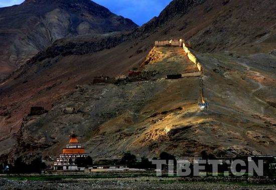 གཙང་སྟོད་ཀྱི་རི་བོ་ཆེའི་གསེར་གྱི་མཆོད་རྟེན་ཆེན་མོ།