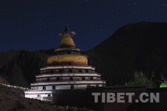 གཙང་སྟོད་ཀྱི་རི་བོ་ཆེའི་གསེར་གྱི་མཆོད་རྟེན་ཆེན་མོ།