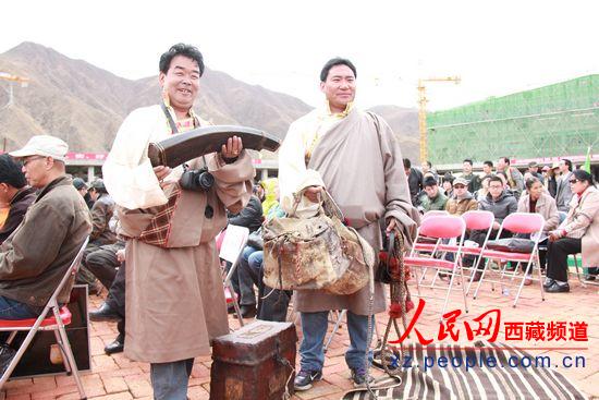 旦增达杰向记者展示他的捐赠品