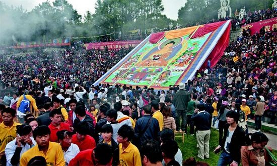 བཞི་བའི་ཚེས་བརྒྱད་ཉིན་གྱི་དར་མདོ་ལྷ་མོ་རྩེའི་རྒྱལ་སྤྱིའི་གནས་རི་སྐོར་བའི་དུས་ཆེན་རོལ་བ།