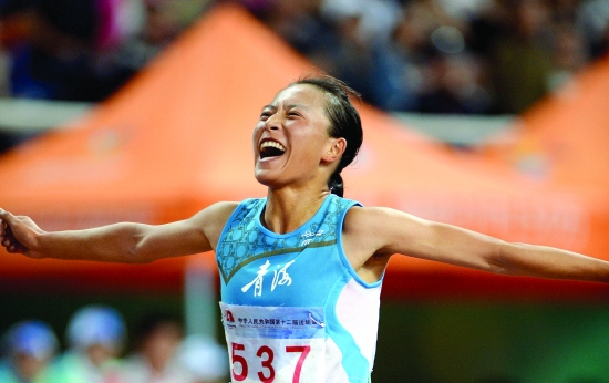 རྒྱལ་ཡོངས་ལུས་རྩལ་འགྲན་ཚོགས་སྟེང་མཚོ་མོ་སྐྱིད་ཀྱིས་སྨི་ཁྲིའི་རྒྱང་རྒྱུག་གི་གསེར་གྱི་རྟགས་མ་བླངས། རྒྱལ་ཡོངས་ལུས་རྩལ་འགྲན་ཚོགས་སྟེང་མཚོ་མོ་སྐྱིད་ཀྱིས་སྨི་ཁྲིའི་རྒྱང་རྒྱུག་གི་གསེར་གྱི་རྟགས་མ་བླངས།