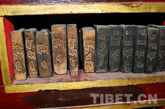 སེ་ར་དགོན་གྱིས་དཔེ་རྙིང་ལ་སྲུང་སྐྱོབ་དང་མི་རིགས་རིག་གནས་རྒྱུན་འཛིན་བྱེད་པ།