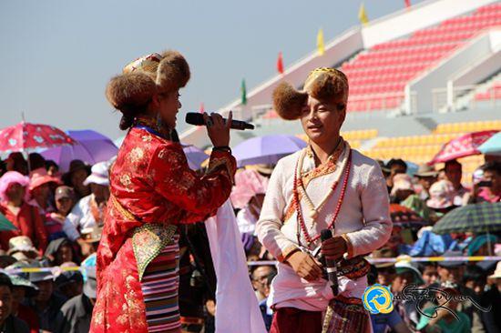 2013ལོའི་ལོངས་ཤོ་རྟགས་མའི་ཀྲུང་གོའི་བོད་ཀྱི་མཛའ་གཞས་འགྲན་ཚོགས་སྤེལ་བ།