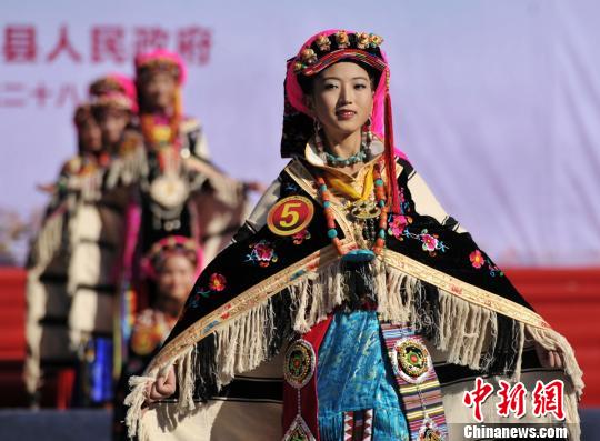 2012ལོའི་རྒྱལ་རོང་གི་མེ་ཏོག་ཅེས་པའི་བྱད་གཟུགས་འགྲན་སྡུར་མཇུག་རྫོགས་པ།