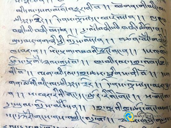 མཚོ་སྔོན་དུར་ལམ་རྫོང་དུ《གེ་སར་སྒྲུང》གི་སྒྲུང་དཔེ་བྲིས་མ་ཁག་གཉིས་ལག་སོན་བྱུང་བ།