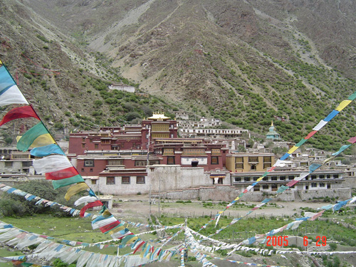 མཚར་ཕུ་དགོན་པས་མི་འགྱངས་པར་གོས་སྐུ་བཤམས་པའི་བྱེད་སྒོ་སྤེལ་རྒྱུ་རེད།