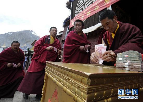 མཚུར་ཕུ་དགོན་གྱི་གྲྭ་བ་རྣམས་ཀྱིས་གཡག་རྔའི་གནོད་ཐེབས་ས་ཁུལ་ལ་སྨོན་ལམ་འདེབས་པ།