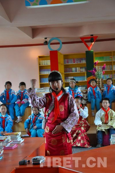 ལྷ་སའི་སློབ་ཆུང་དང་པོ་རུ་ང་དཔེ་ཀློག་ལ་དགའ་ཞེས་པའི་གཏམ་བཤད་འགྲན་སྡུར་སྤེལ་པ།