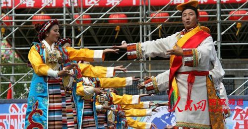 གཞིས་ཀ་རྩེའི་རྫོང་སོ་སོས་རིག་རྩལ་འཁྲབ་སྟོན་སྤེལ་ནས་རིག་གནས་དུས་ཆེན་ལ་སྤྲོ་དགའི་དཔལ་བསྩལ་བ།