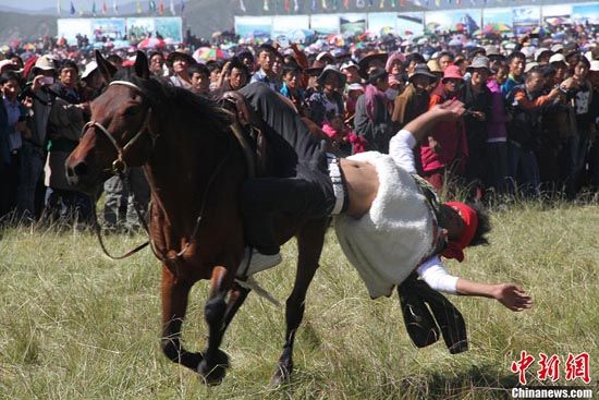 སྐབས་བདུན་པའི་གེ་སར་རྟ་རྒྱུག་འགྲན་ཚོགས་དེ་རྨ་ཆུ་རུ་འགོ་བརྩམས་པ།