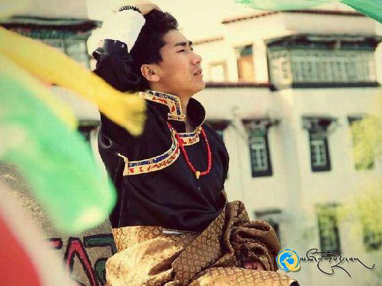 བོད་ཀྱི་ན་གཞོན་གླུ་བ་ཚེ་དབང་ཉི་མའི་གླུ་གཞས《ཕ་ཡུལ་དྲན་གླུ》འགྲེམ་སྤེལ་བྱས་པ།