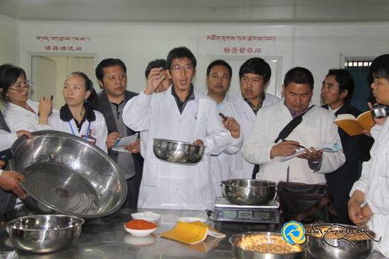མཚོ་ལྷོ་བོད་སྨན་ཁང་དུ་རྩ་སྦྱོང་སྨན་བཅོས་ཀྱི་ཟབ་སྦྱོང་འཛིན་གྲྭ་བསྡུས་པ།