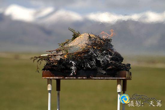 ཐེམ་ཆེན་རྫོང་ཤེས་ཡོན་གྲོང་རྡལ་གྱི་འབྲོག་པ་མང་ཚོགས་ཀྱིས་རྟ་རྒྱུག་འགྲན་ཚོགས་སྤེལ་བ།