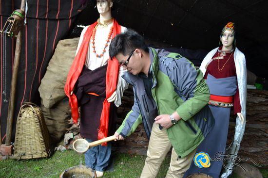 མཐིང་སྨུག་སྦྲ་ཡི་སྤྲོ་སྐྱིད་གླིང་ག་ཡིས་རྒྱ་ཆེའི་མགྲོན་པོ་བུང་བའི་ཚོགས་བཞིན་བཀུག