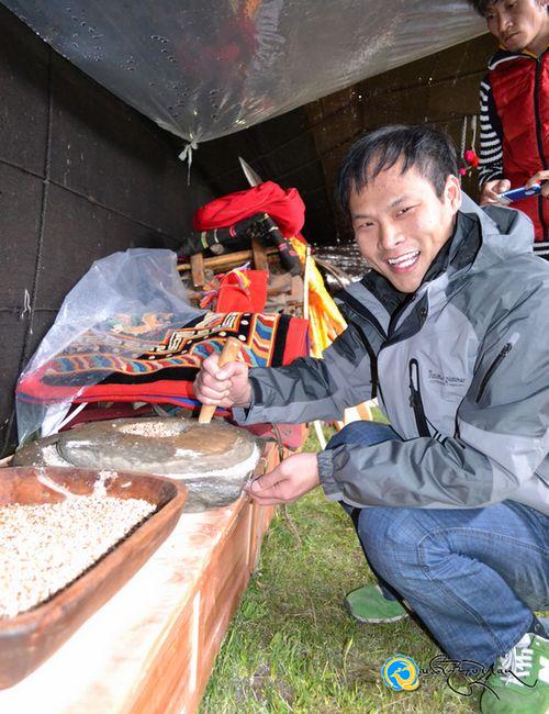 མཐིང་སྨུག་སྦྲ་ཡི་སྤྲོ་སྐྱིད་གླིང་ག་ཡིས་རྒྱ་ཆེའི་མགྲོན་པོ་བུང་བའི་ཚོགས་བཞིན་བཀུག