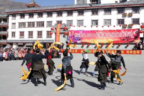 རྔ་བ་ཁུལ་ཟུང་ཆུ་རྫོང་གིས་དམངས་སྲོལ་འགྲེམ་སྟོན་བྱ་འགུལ་སྤེལ་བ།
