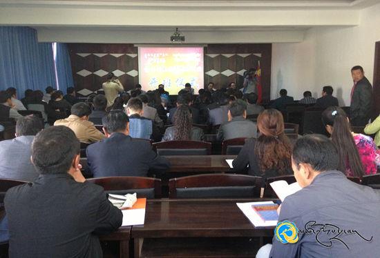 མཚོ་ནུབ་ཁུལ་གྱི་སྐད་གཉིས་ལས་བྱེད་པའི་གསོ་སྦྱོང་འཛིན་གྲྭ་བསྡུས་པ།