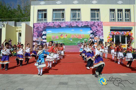 མཚོ་ནུབ་ཀྱི་འགོ་ཁྲིད་ཐེམ་ཆེན་མི་རིགས་སློབ་འབྲིང་གཉིས་པར་བྱིས་པའི་དུས་ཆེན་ལ་འཚམས་ཞུར་ཕེབས།