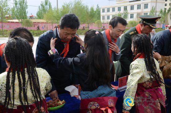མཚོ་ནུབ་ཀྱི་འགོ་ཁྲིད་ཐེམ་ཆེན་མི་རིགས་སློབ་འབྲིང་གཉིས་པར་བྱིས་པའི་དུས་ཆེན་ལ་འཚམས་ཞུར་ཕེབས།