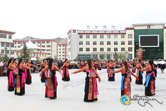 མཚོ་ལྷོ་ཁུལ་མང་རྫོང་དུ་སྟོང་མིའི་སྐོར་བྲོ་འགྲན་བསྡུར་སྤེལ་བ།