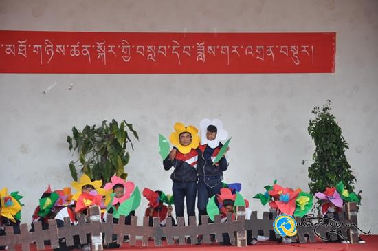 མཚོ་ལྷོ་ཁུལ་མི་རིགས་མཐོ་འབྲིང་དང་པོས་བོད་སྐད་ཡིག་བསླབ་དེབ་ཟློས་གར་འགྲན་བསྡུར་སྤེལ་བ།
