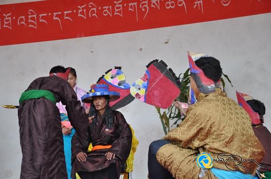 མཚོ་ལྷོ་ཁུལ་མི་རིགས་མཐོ་འབྲིང་དང་པོས་བོད་སྐད་ཡིག་བསླབ་དེབ་ཟློས་གར་འགྲན་བསྡུར་སྤེལ་བ།