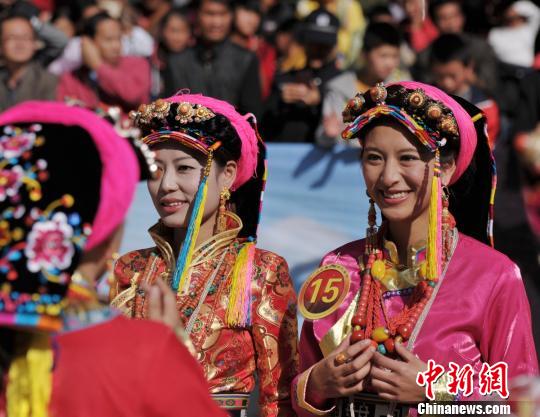 2012ལོའི་རྒྱལ་རོང་གི་མེ་ཏོག་ཅེས་པའི་བྱད་གཟུགས་འགྲན་སྡུར་མཇུག་རྫོགས་པ།