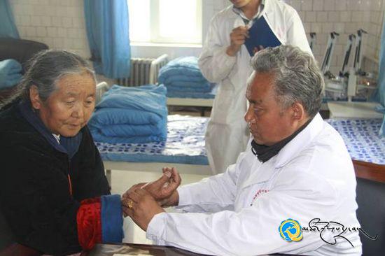 མཚོ་ལྷོ་བོད་སྨན་ཁང་དུ་རྩ་སྦྱོང་སྨན་བཅོས་ཀྱི་ཟབ་སྦྱོང་འཛིན་གྲྭ་བསྡུས་པ།