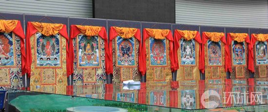 ཀན་ལྷོའི་བོད་ཀྱི་ཐང་ག་སྟོང་ཕྲག་ཅིག་ཀན་སུའུ་མི་རིགས་སློབ་གླིང་དུ་བཀྲམ་པ།